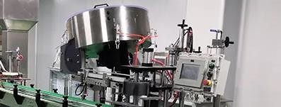PLC tampando das garrafas por minuto da máquina 150 do parafuso automático do produto do aerossol do sistema de empacotamento