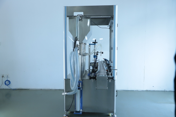 2.2KW 4 cabeças máquina de enchimento de líquido cosmético 1400 * 1000 * 1700mm 30-50 garrafas / min