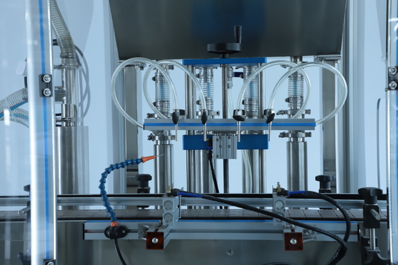 2.2KW 4 cabeças máquina de enchimento de líquido cosmético 1400 * 1000 * 1700mm 30-50 garrafas / min