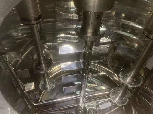 Método de aquecimento de óleo quente a vapor de um emulsionador cosmético de alto nível de segurança