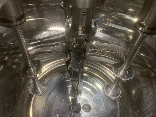 Método de aquecimento de óleo quente a vapor de um emulsionador cosmético de alto nível de segurança