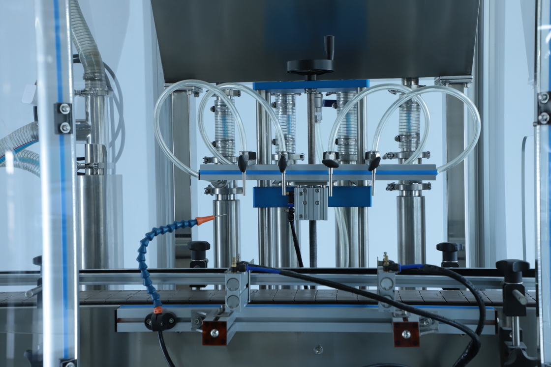2.2KW 4 cabeças máquina de enchimento de líquido cosmético 1400 * 1000 * 1700mm 30-50 garrafas / min